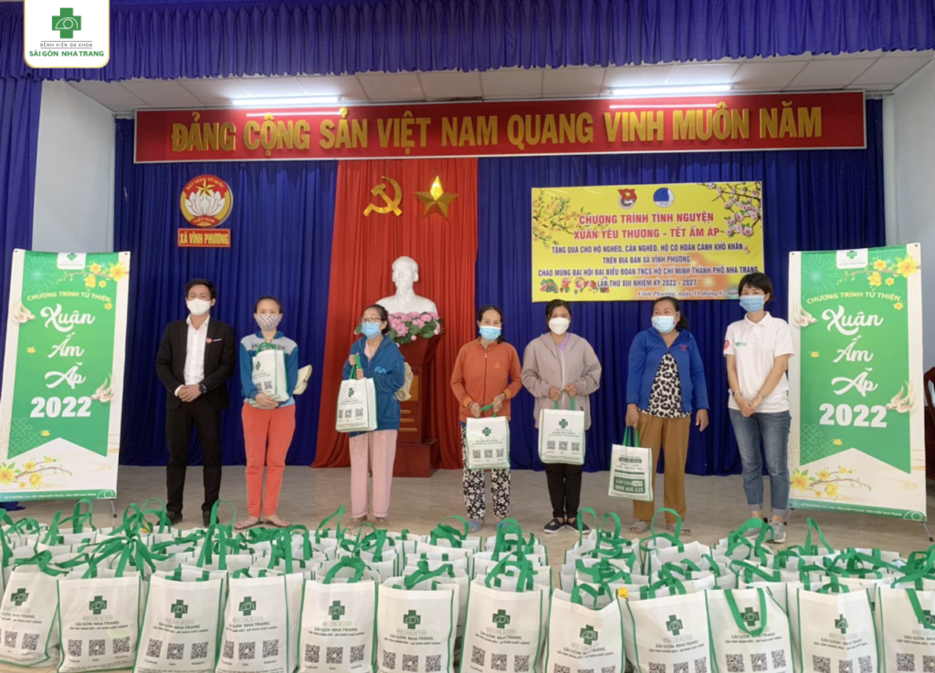 Bệnh viện Đa khoa Sài Gòn Nha Trang tặng 270 suất quà cho người dân