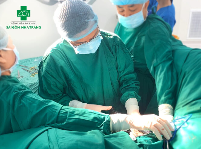Bs CKII Cao Việt Dũng thực hiện phẫu thuật cắt trĩ