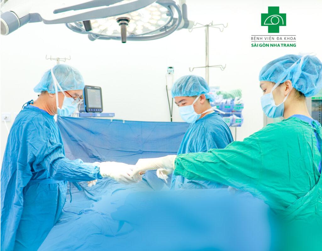 Phẫu thuật cấp cứu thủng đại tràng sigma sau phúc mạc và làm hậu môn nhân tạo cho người bệnh thủng túi thừa đại tràng